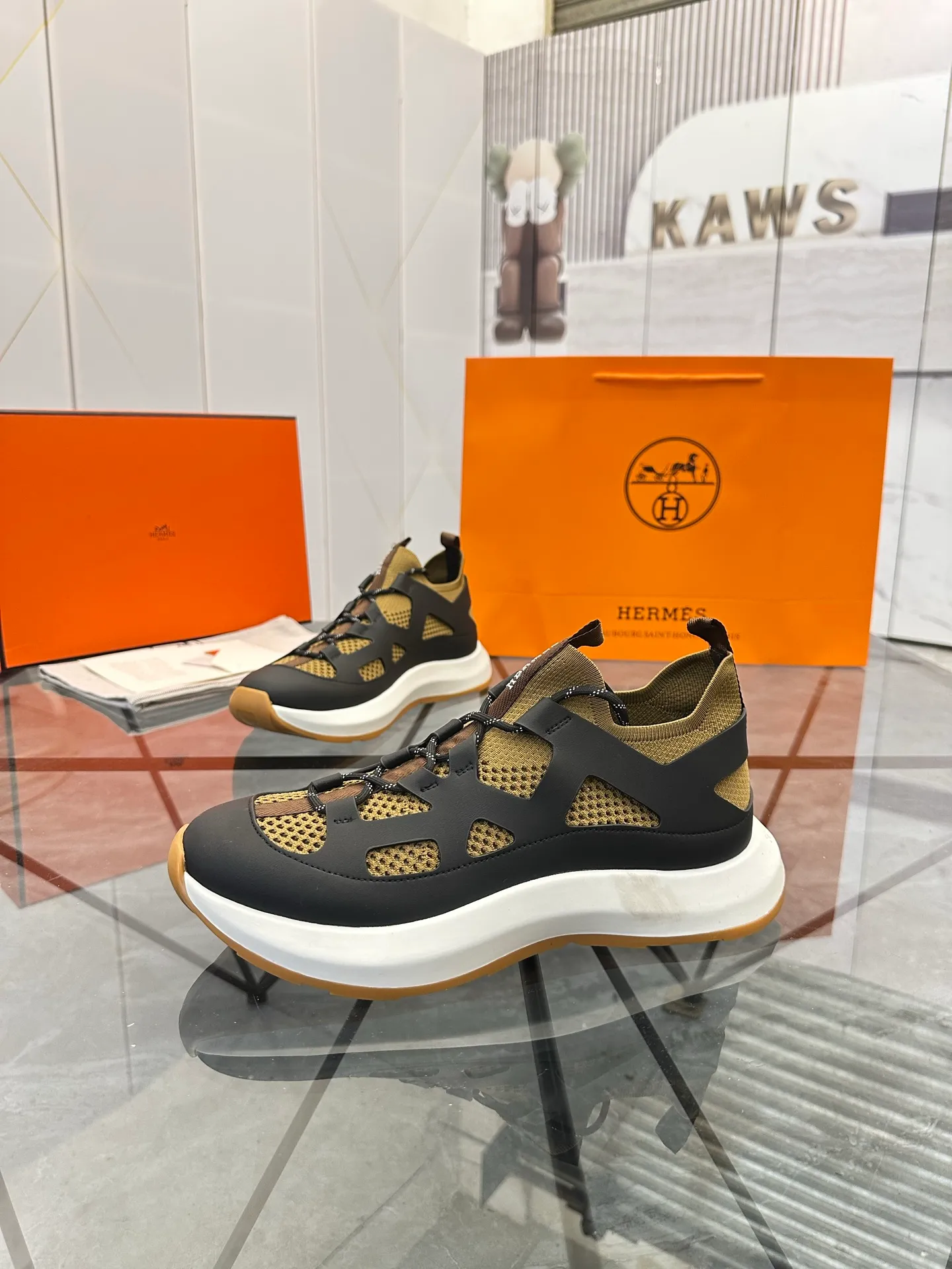 Men's shoes for sale 💰: 💰P660¥ High-end top quality Product trademark: Hermes *"Hermès*" low-top casual shoes Regular size: 38-45 (can be customized to 46) Product materials: upper imported first-layer cowhide stitched with original fabric, original rubber sheet, breathable lining, cowhide foot pads, original outsole. No.: 001